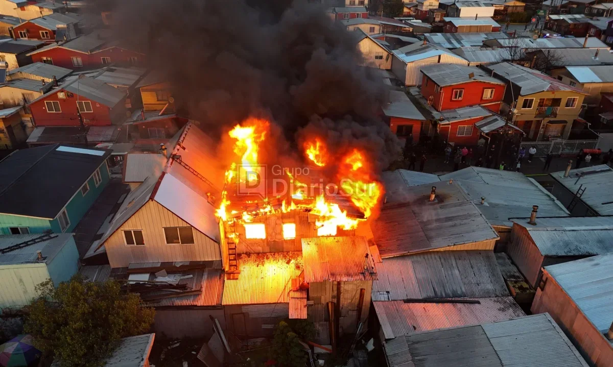 Incendio en Osorno: Fuego afectó a viviendas en Rahue Alto y deja dos bomberos lesionados
