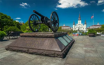 Washington artillery park & Saint Louis Cathedral, New Orleans, U.S.A.